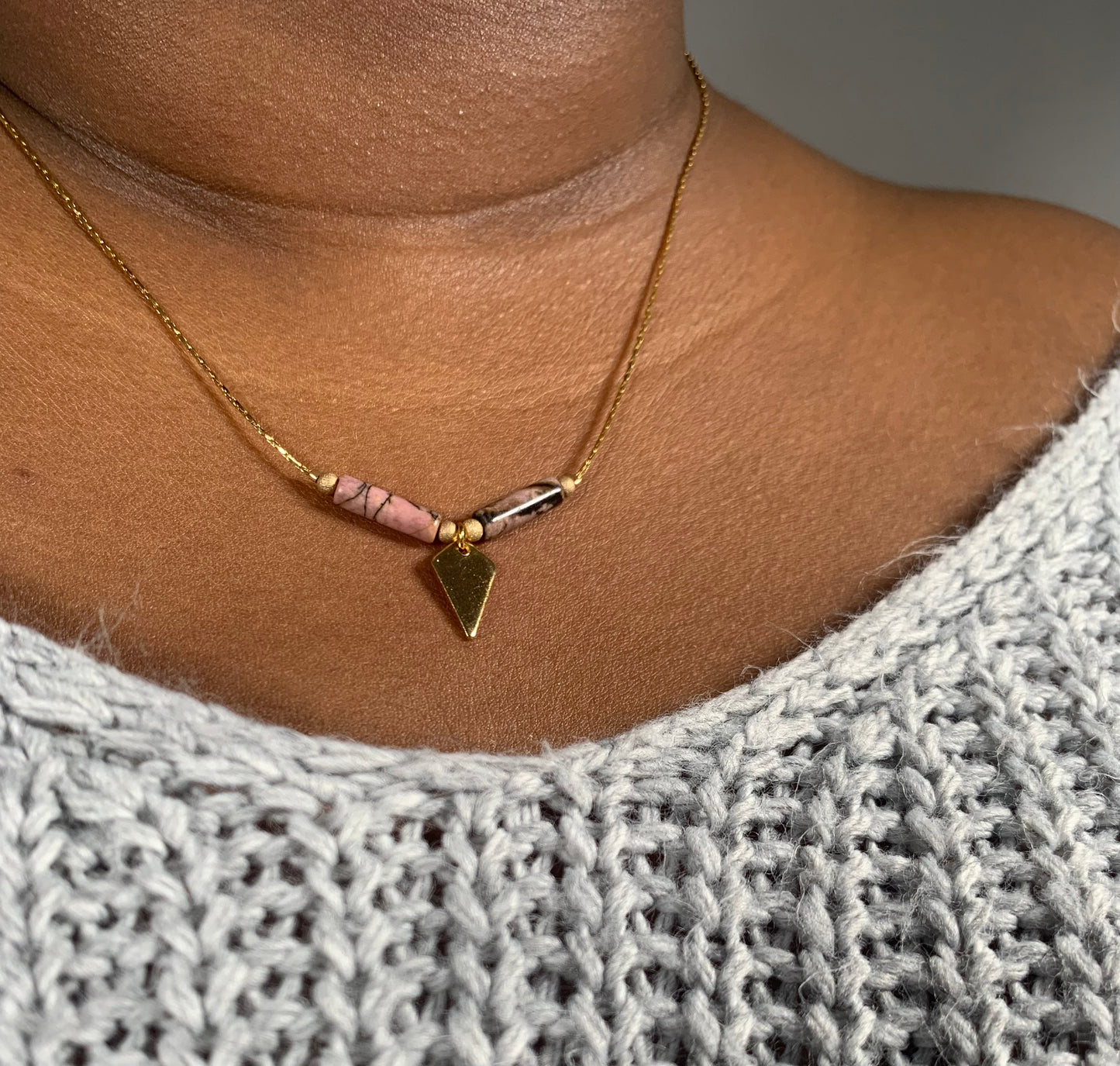 Collier en pierre naturelle de Rhodonite - Sina