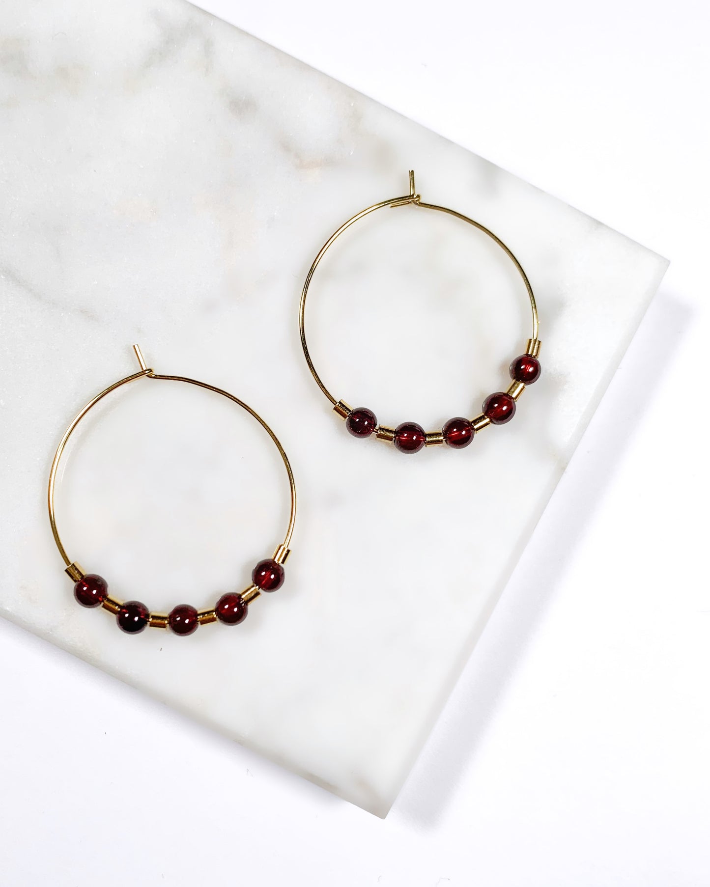 Boucles d'oreilles créoles ronde avec perles rondes de grenat rouge. Boucles d'oreilles créoles pour femme.