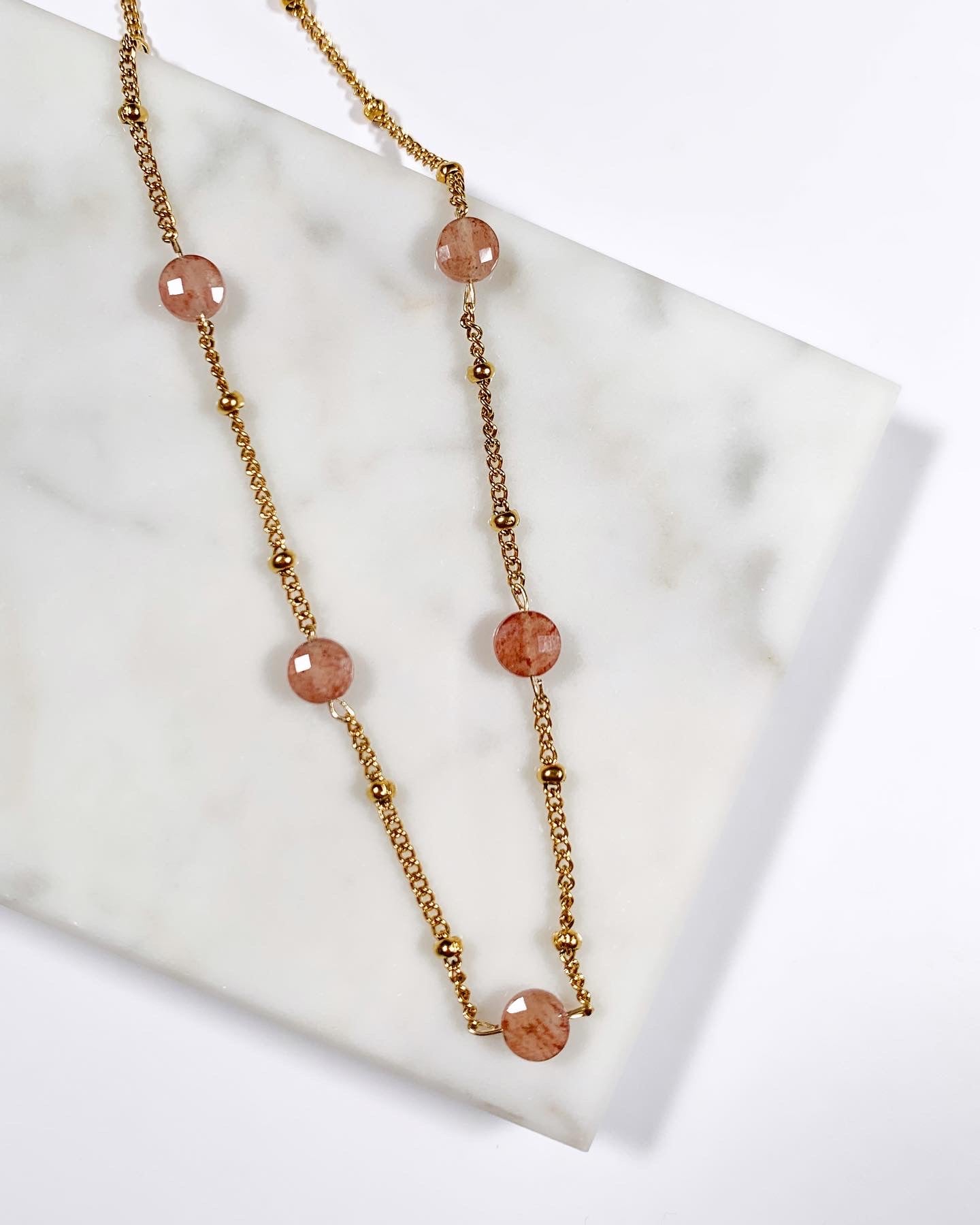 Collier Malaïka en pierre naturelle de Quartz Fraise