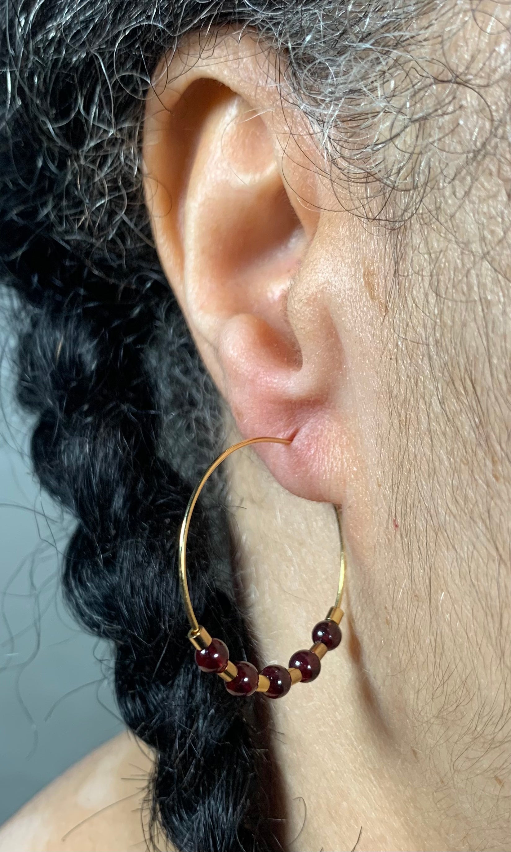 boucles d'oreilles créoles rondes en pierre fine de grenat rouge portées